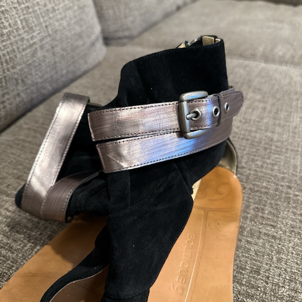 Black suede sandals. - Picture 5 of 8